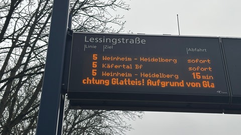 Anzeigetafel an Haltestelle in Mannheim: Warnung vor Glatteis