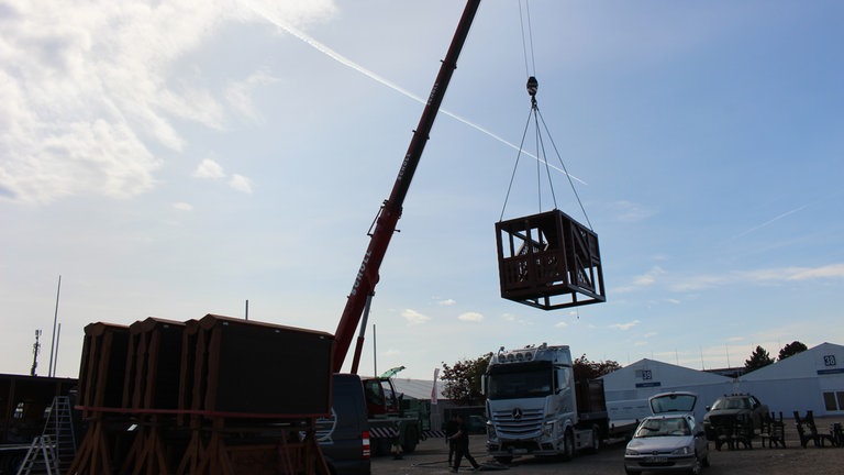 Schwere Gerät benötigt beim Aufbau auf dem Mannheimer Maimarkt