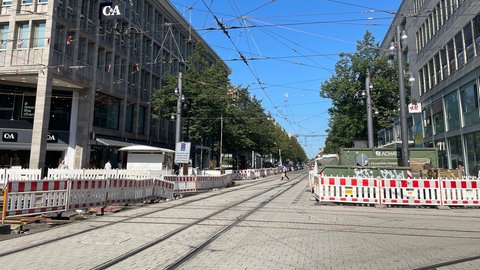 Baustelle am Mannheimer Paradeplatz mit Schienen, Gleisen und Absperrungen