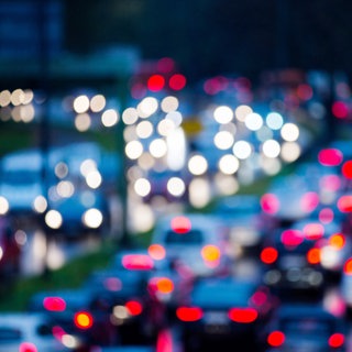 Berufspendler fahren mit ihren Autos über die Zoobrücke nach Köln. Durch die täglichen Staus auf den Straßen Düsseldorfs haben Pendler vergangenes Jahr 70 Stunden auf dem Weg zur Arbeit verloren. Somit belegt die Landeshauptstadt Platz drei einer Städteauflistung, die aus einer am Montag veröffentlichten Analyse des Verkehrsdatenanbieters Inrix hervorgeht. In den Top Ten stand zudem noch Köln auf Platz sieben mit 50 Stunden verlorene Zeit durch Stau. Der Zeitverlust wurde jeweils im Vergleich zur Fahrtdauer bei freier Straße ermittelt.