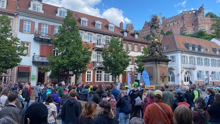 Demonstration gegen Kürzungen vor dem Heidelberger Rathaus.