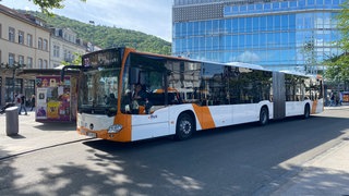 Ein Bus der rnv hält am Heidelberger Bismarckplatz