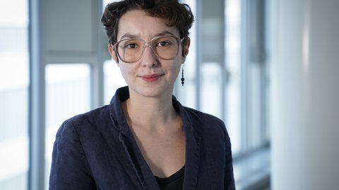 Melanie Holstein schaut in die Kamera und lächelt, sie ist multimediale Reporterin im SWR Studio Mannheim.