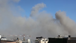 Rauch und Qualm steigen in der iranischen Hauptstadt nach einem israelischen Angriff in den Himmel auf. Israels Luftwaffe hat eine neue Angriffswelle auf Ziele in der iranischen Hauptstadt Teheran geflogen.