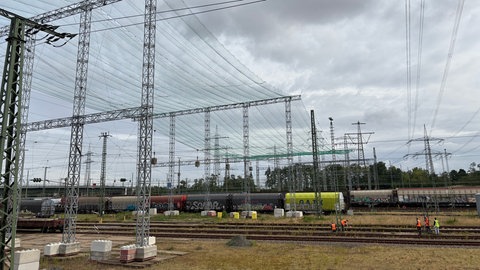 Das Gerüst über den Gleisen des Rangierbahnhofs in Mannheim