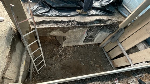 Die Stadt prüft die einbetonierten Stahlseile in der Ziegelhäuser Brücke auf ihre Stabilität.