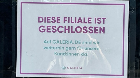 "Diese Filiale ist geschlossen"-Schild an Haupteingangstüren Galeria Kaufhof Bismarckplatz Heidelberg