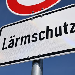 Lärmschutz-Schild an einer Straße