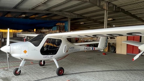 Auf dem City-Flugplatz in Mannheim steht die "Pipistrel Velis Electro", eines von wenigen E-Flugzeugen in Deutschland.