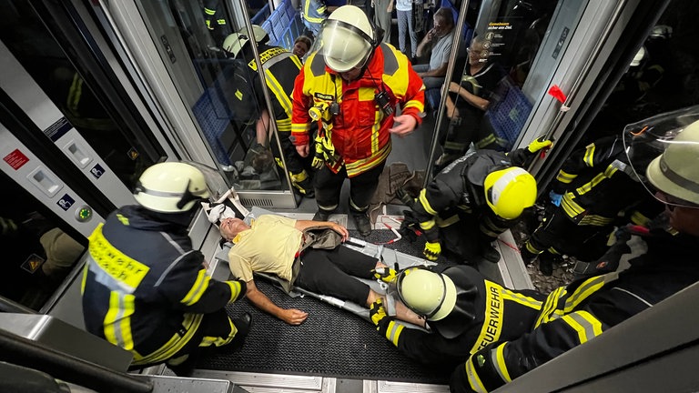 Übung im Bahntunnel zwischen Osterburken und Seckach 
