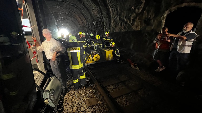 Einsatzkräfte retten bei fiktivem Unglück Menschen aus einem Tunnel
