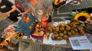 Helfer mit gespendeten Lebensmitteln für das Foodsave-Bankett in Mannheim