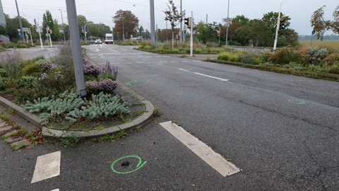 Am Freitagabend kam es in Mannheim zu einem schweren Unfall. Ein Autofahrer rammte einen Fahrradfahrer und verletzte ihn tödlich. Der Autofahrer fuhr weiter, ohne zu helfen. 