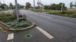 Am Freitagabend kam es in Mannheim zu einem schweren Unfall. Ein Autofahrer rammte einen Fahrradfahrer und verletzte ihn tödlich. Der Autofahrer fuhr weiter, ohne zu helfen. 