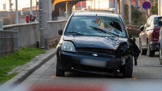 Zerstörtes Auto nach Amokfahrt durch Mannheim