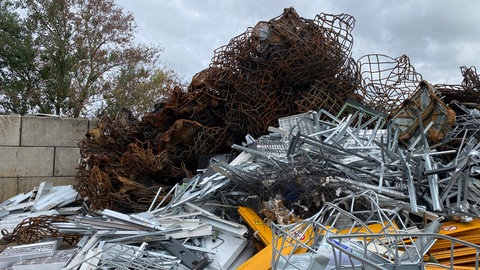 Deformierte Metallgitter-Behälter auf dem Gelände des Recyclingbetriebs G.A.S in Mannheim