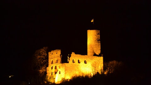 Strahlenbur Schriesheim ist im Dunkeln beleuchtet