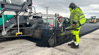 Teermaschine in Mannheim am Flughafen