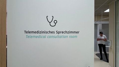 Schild mit der Aufschrift "Telemedizinisches Sprechzimmer" in Mosbacher Einkaufsmarkt