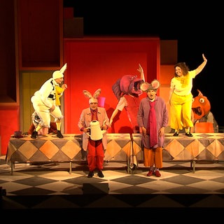 Die verrückte Teegesellschaft auf der Opernbühne des Nationaltheaters Mannheim.