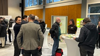 Auf einem Infoabend zum Thema Energiewende reden Bürger mit den Verantwortlichen
