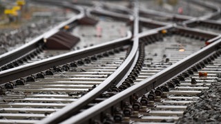 Blick auf Bahngleise (Symbolbild)