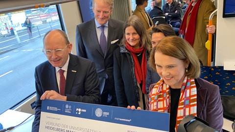 Wichtigste Akteurinnen und Akteure des Klinikverbunds bei einer Straßenbahn-Sonderfahrt