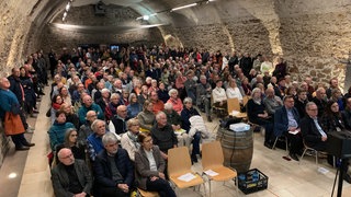Gut gefüllter Zehntkeller in Schriesheim. Viele Menschen wollen etwas zum Gelingen des Bürgerprojekts Stiftung Strahlenburg beitragen