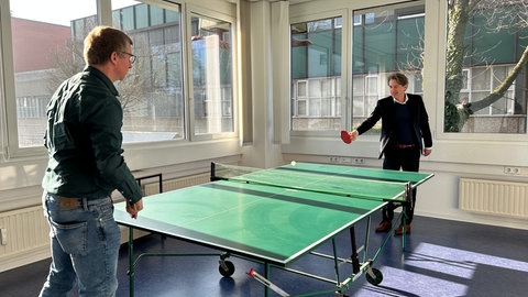 Tischtennisplatte in einem der Räume