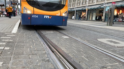 Symbolbild - Eine Straßenbahn der rnv am Mannheimer Paradeplatz