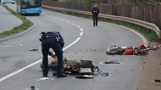 Motorrad nach Unfall in zwei Teien