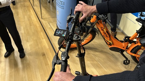 Ein getunter E-Scooter: Auf dem Tacho werden 70 kmh angezeigt.