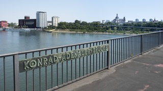 Blick von der Konrad-Adenauer-Brücke auf Mannheim