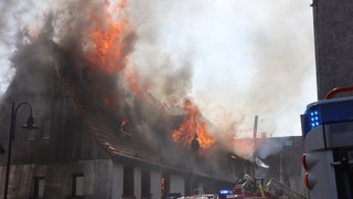 In der Hauptstraße in Waldwimmersbach (Rhein-Neckar-Kreis) brennt ein Dachstuhl.