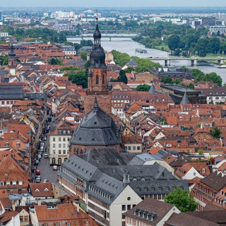 Häuser der Altstadt von Heidelberg, rechts im Bild verläuft der Neckar.