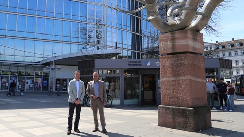 Daniel Hopp und Oberbürgermeister Eckhart Würzner vor dem Kaufhof am Bismarckplatz in Heidelberg