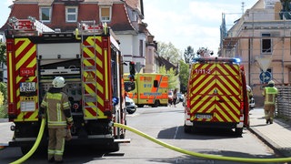 Feuerwehr und Rettungsdienst im Einsatz nach Verpuffung