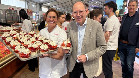 Mannheims Oberbürgermeister Specht mit dem traditionellen Maimarktbecher