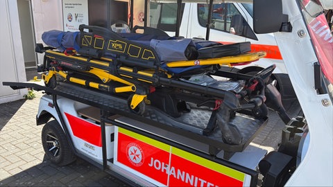 Das umgebaute Golfcart hat auch eine elektrohydraulische Trage, die in einen Krankenwagen umgeladen werden kann.