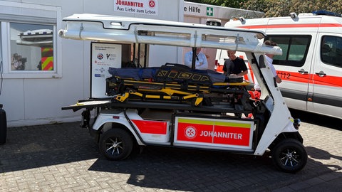 Ein Golfcart ist zum Rettungswagen umgebaut worden und wird zurzeit auf dem Mannheimer Maimarkt eingesetzt.