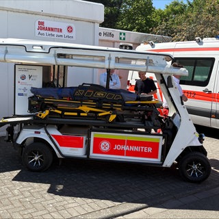 Ein Golfcart ist zum Rettungswagen umgebaut worden und wird zurzeit auf dem Mannheimer Maimarkt eingesetzt.