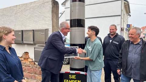 Bürgermeister übergibt Foto