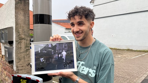 Luca-Dante Spadafora hält sein Blitzerfoto in der Hand