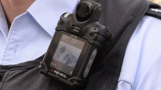 Ein Polizist mit einer Bodycam