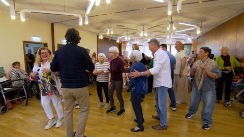 Let's dance mit Esther Schweins im Seniorenheim