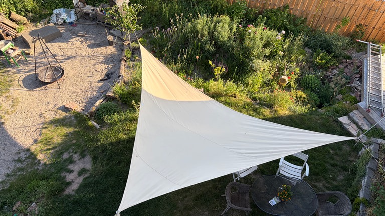 Der Garten wird gemeinschaftlich genutzt. Die Terasse ist mit einem Sonnensegel überdacht. Außerdem gibt es einen Grillbereich.