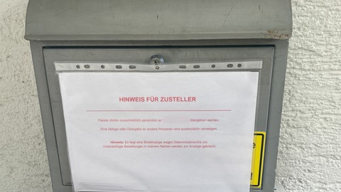 Warnhinweis an einem Briefkasten für Zusteller: Darauf steht, dass Pakete nur an die Bewohnerin persönlich übergeben werden dürfen. 