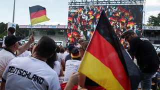 Menschen ein Fußballspiel der deutschen Nationalmannschaft (Archivbild)