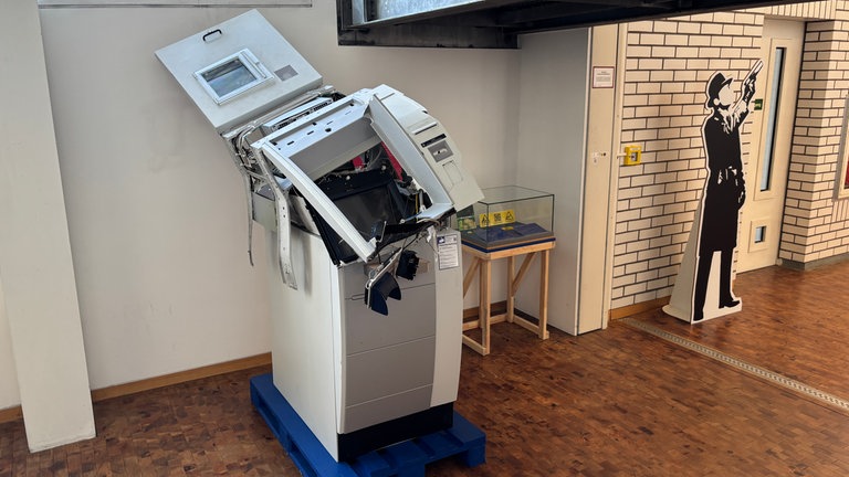 Ausstellungsstück der neuen Sonderausstellung im Technoseum - gesprengter Geldautomat