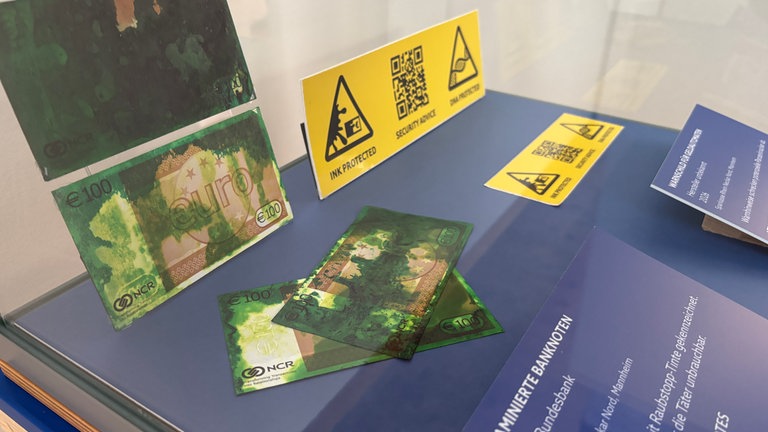 Ausstellungsstück der neuen Sonderausstellung im Technoseum - eingefärbte Geldscheine